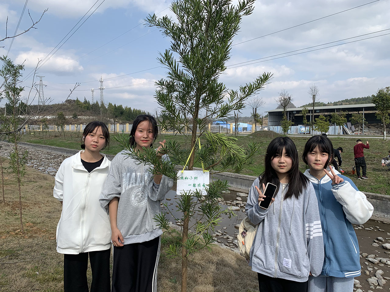 杏耀师生踊跃参加“许美好愿望👨🏽‍🦳、献给绿色爱心”植树活动