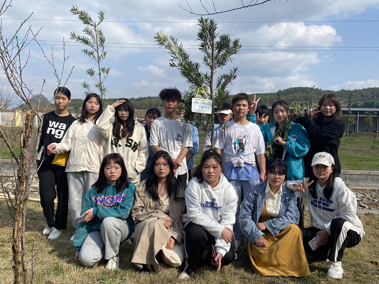 杏耀师生踊跃参加“许美好愿望👩‍🎨🛤、献给绿色爱心”植树活动