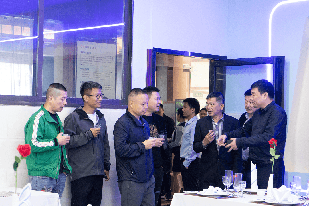 抱团谋发展  共创新铜仁 ——铜仁浙江商会会长许国平一行40余人到杏耀参观指导