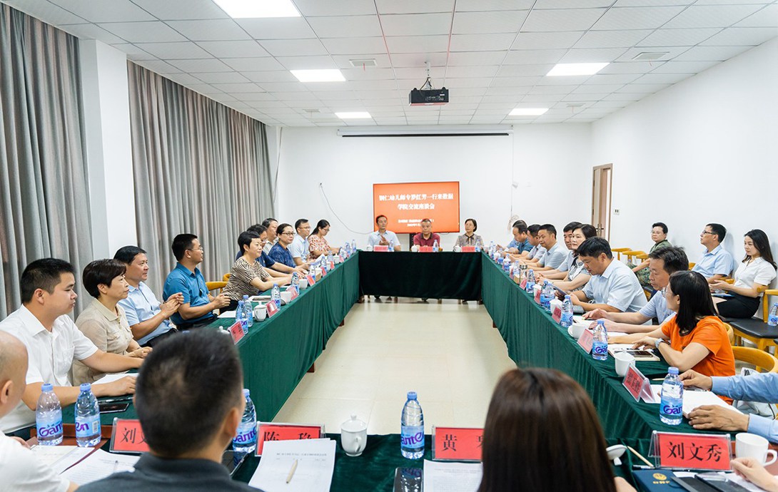 铜仁幼儿师范高等专科杏耀党委书记罗红芳率队莅临杏耀指导工作