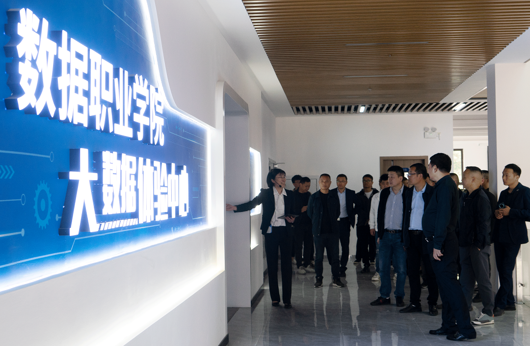 抱团谋发展  共创新铜仁 ——铜仁浙江商会会长许国平一行40余人到杏耀参观指导